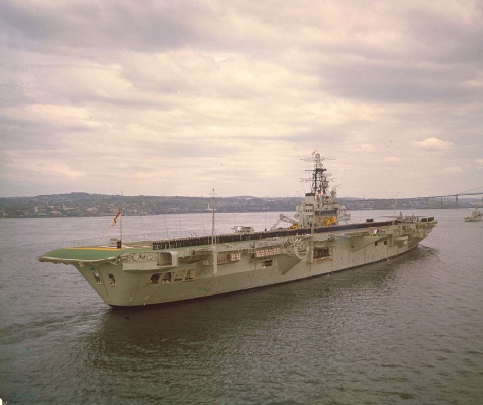 Did you know? #HMCSBonnaventure was the RCN's last aircraft carrier in service? Commissioned from 1957-1970, the Bonnaventure had a crew of approximately 1,200 sailors and contributed to various NATO exercises and UN missions throughout its operational lifespan.