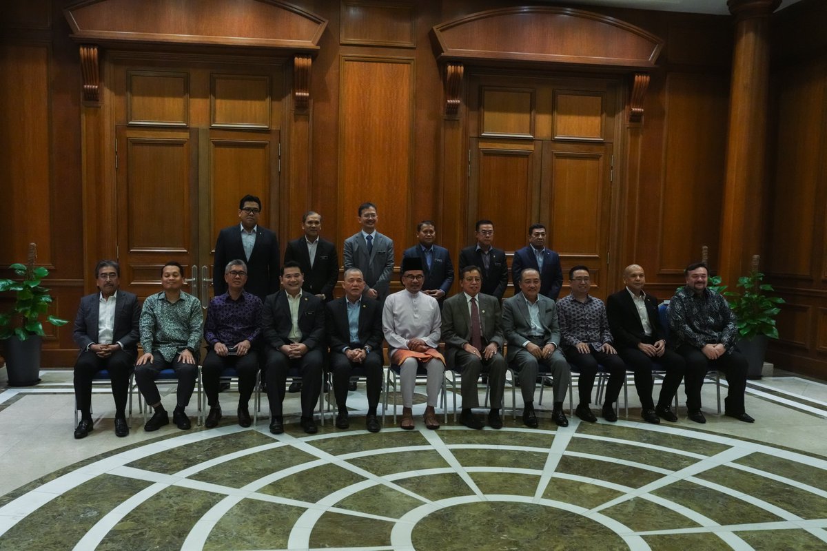 Hari ini saya kembali ke Jabatan Perdana Menteri untuk menghadiri Mesyuarat Majlis Tenaga Negara (MTN) pertama tahun ini yang telah dipengerusikan oleh YAB Perdana Menteri.

Antara topik yang telah dibincangkan termasuk tadbir urus MTN, jaminan bekalan gas dalam konteks peralihan