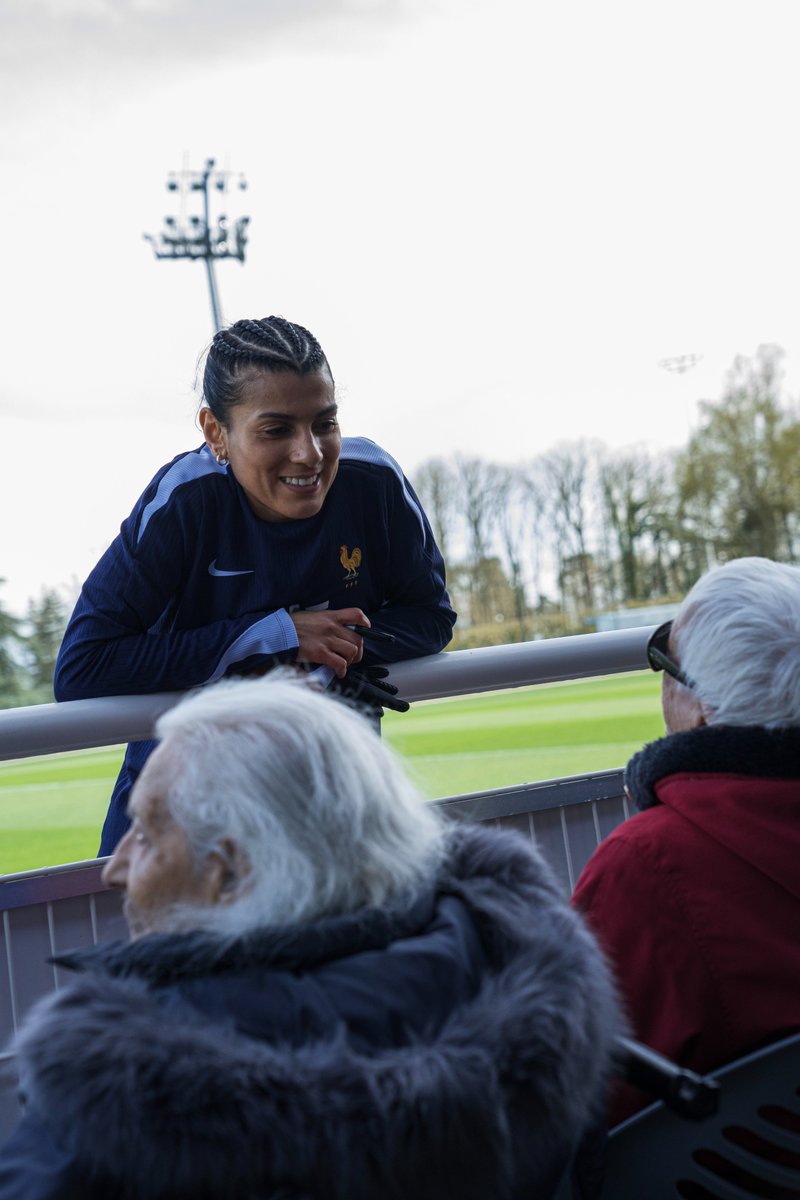 Connexion intergénérationnelle 💙 @KenzaDali | #FiersdetreBleues