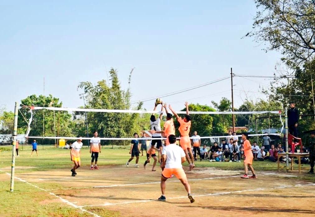 #IndianArmy organized a friendly #volleyball game at Irengbam village, Bishnupur district, #Manipur, along with the villagers & youth club members, fostering a healthy community engagement. @SpokespersonMoD @adgpi @easterncomd @PIBImphal @DDManipur @YAS_Manipur