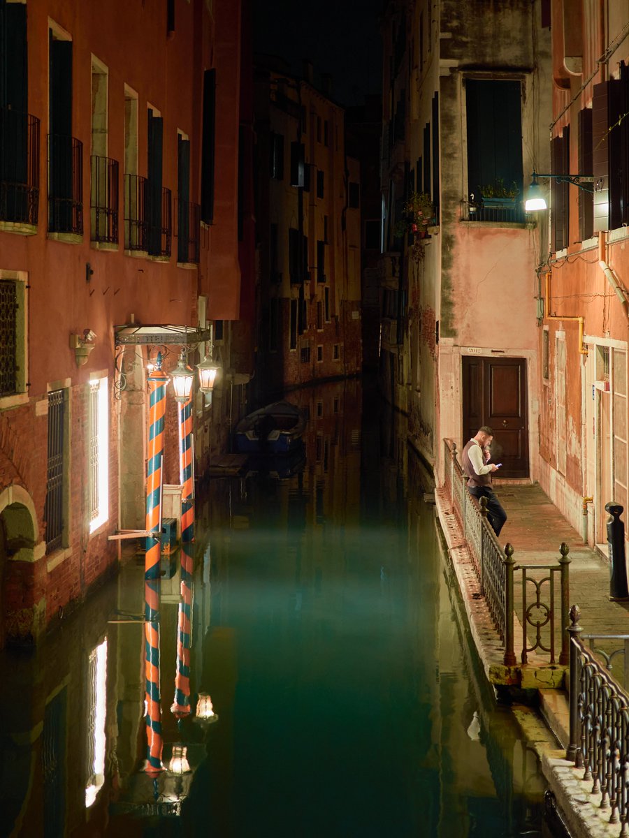Finisco la serie notturna di #Venezia con questo #streetphotography #photography #photo #Italy 📷 #whitexperience 🌍 bit.ly/whitexperience