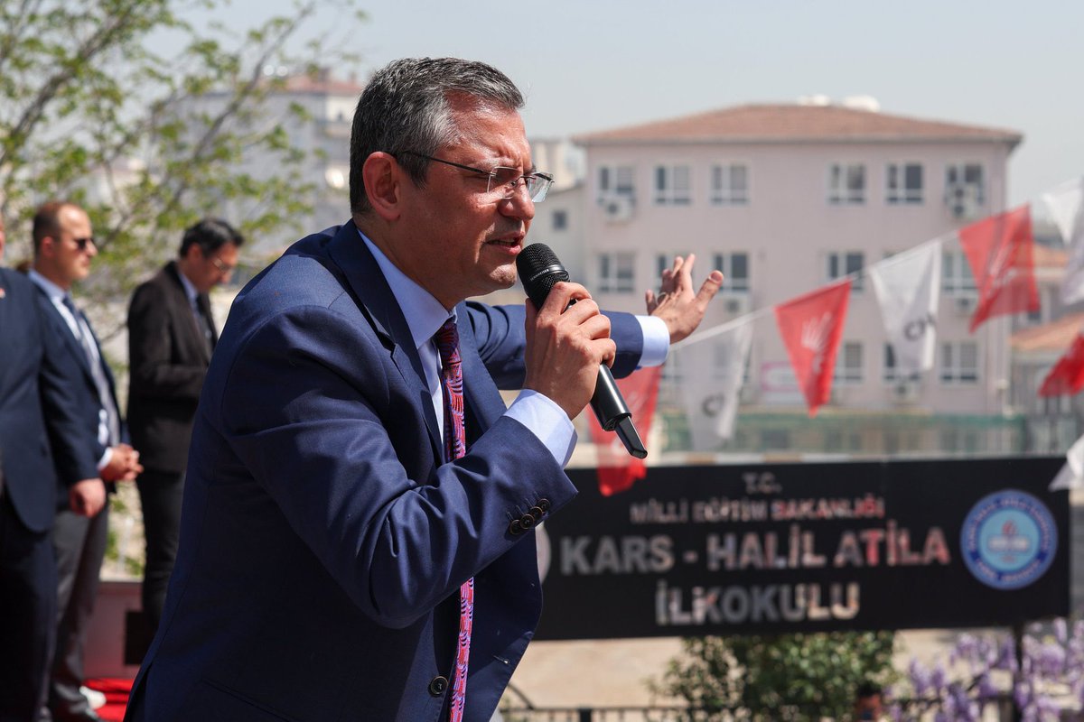Özgür Özel: “Seçimi kazanan aday aylar öncesinden seçime girmiş. Temiz kağıdını almış.

Seçimi kazandıktan sonra 3 kat düşük oy alan AK Partiliye başkanlığı vermek kepazeliktir rezilliktir.”