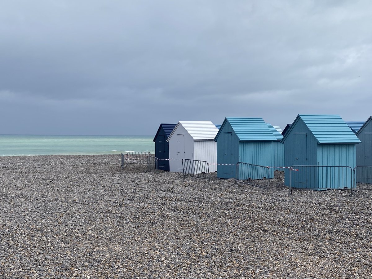 Dieppe beach huts not getting much use, c’est blawing un houlie maintenant.