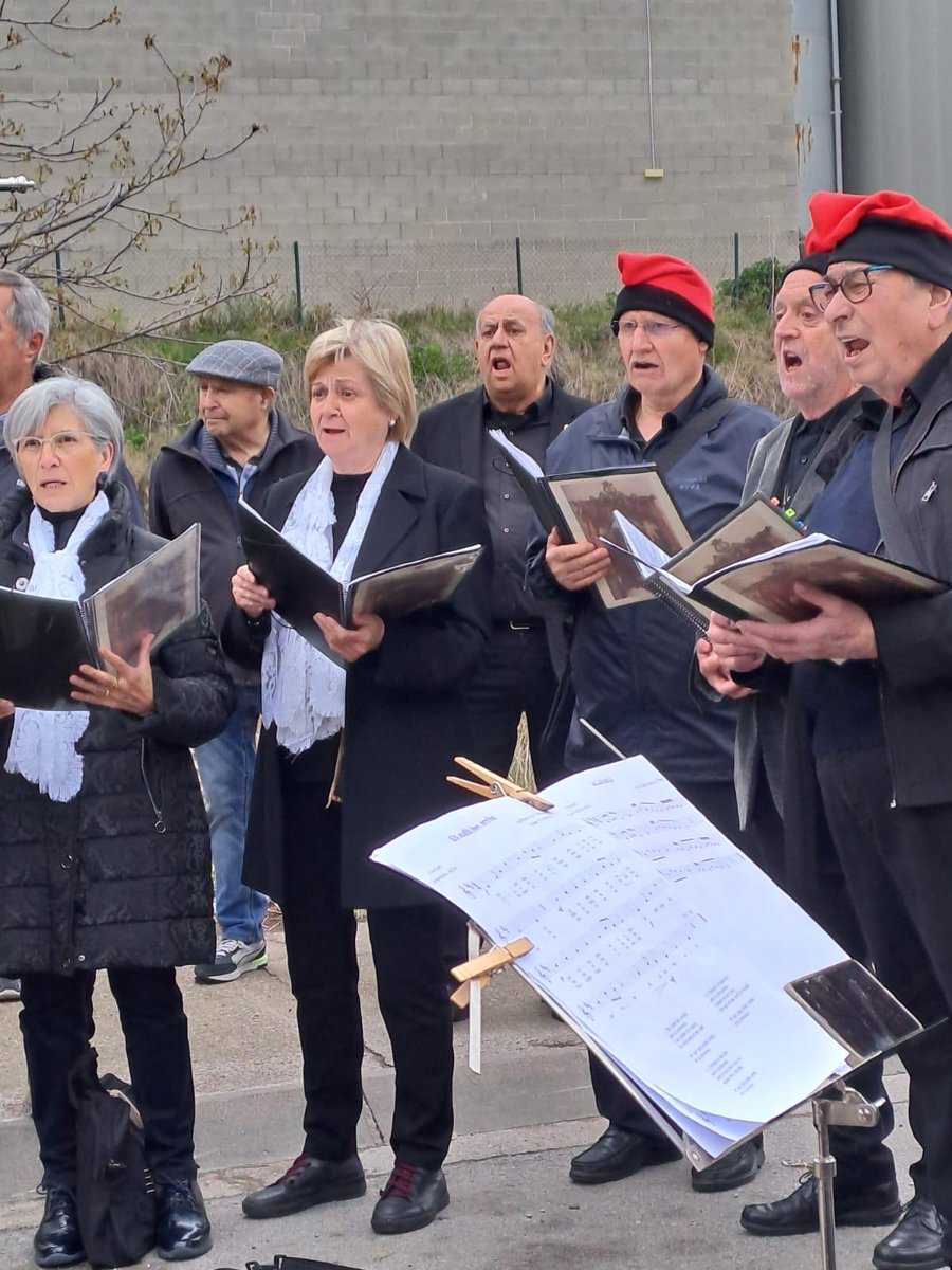 ajSantHipolit's tweet photo. Us deixem un petit recull fotogràfic de les caramelles que es van celebrar el passat Diumenge de Pasqua al nostre municipi.
Organitzat pel Cor la Veu de Voltregà acompanyats per l'Escola Municipal de Música.
#pasqua #sanhi #shv #santhipòlitdevoltregà 💙 https://t.co/3tVPle2Wyv