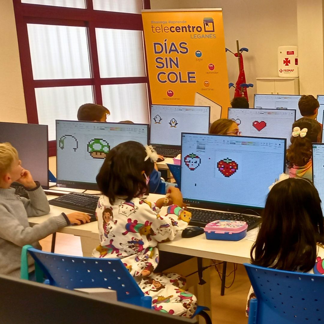 _aebia's tweet photo. 🤖 Durante la pasada Semana Santa, celebramos los #DíasSinCole en los #Telecentros de #Leganés. Los niños aprendieron divirtiéndose con robótica, lA, juegos educativos online y actividades que combinan aprendizaje y diversión.
¡Facilitamos la conciliación familiar! 🙌👩👧👦
#Aebia https://t.co/aXsD9mGuBK