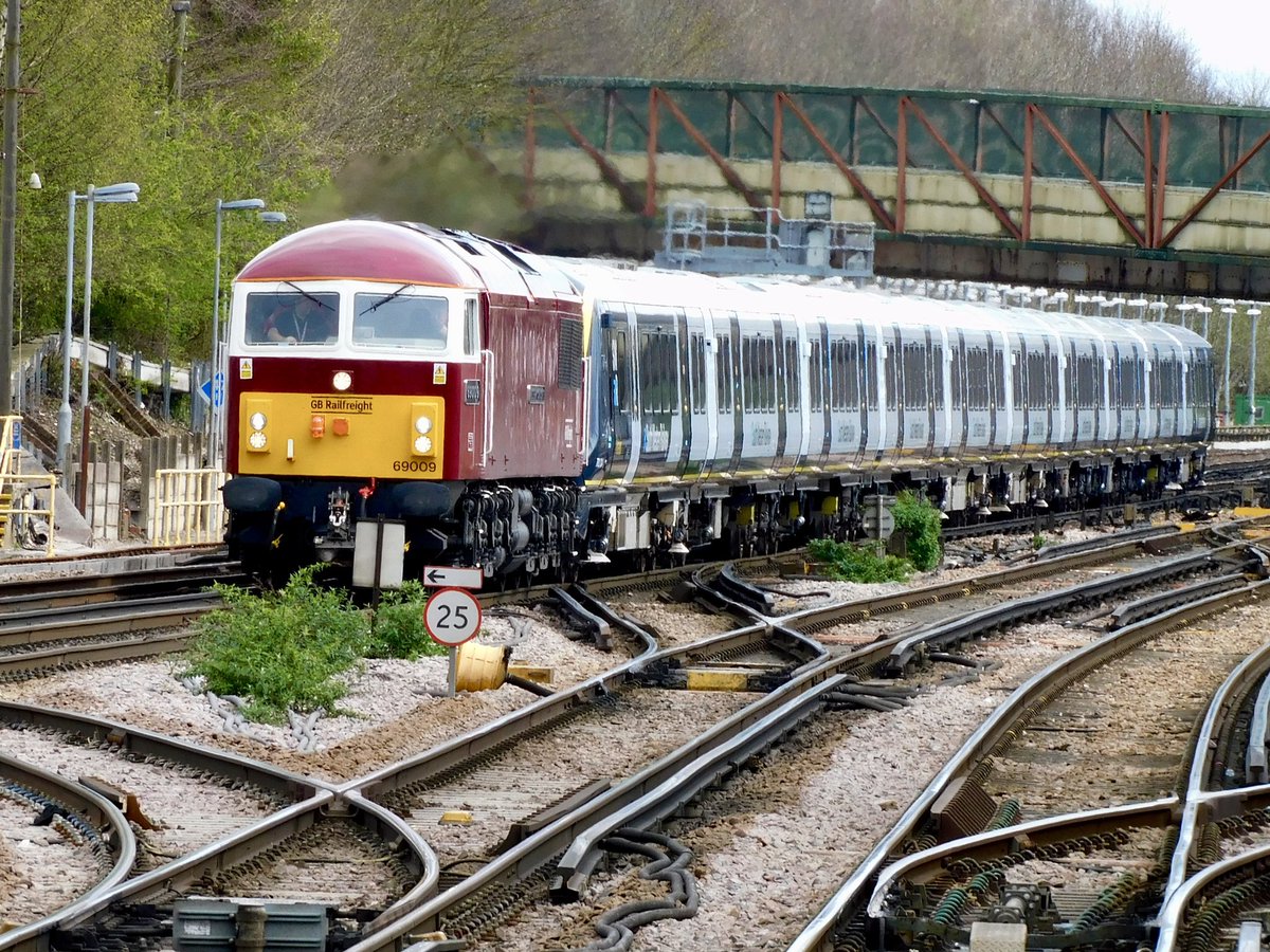 69009 ‘Western Consort’ seen at Basingstoke with 701014 5Q85 Wimbledon Park Depot Sdgs to Marchwood Mod Gbrf