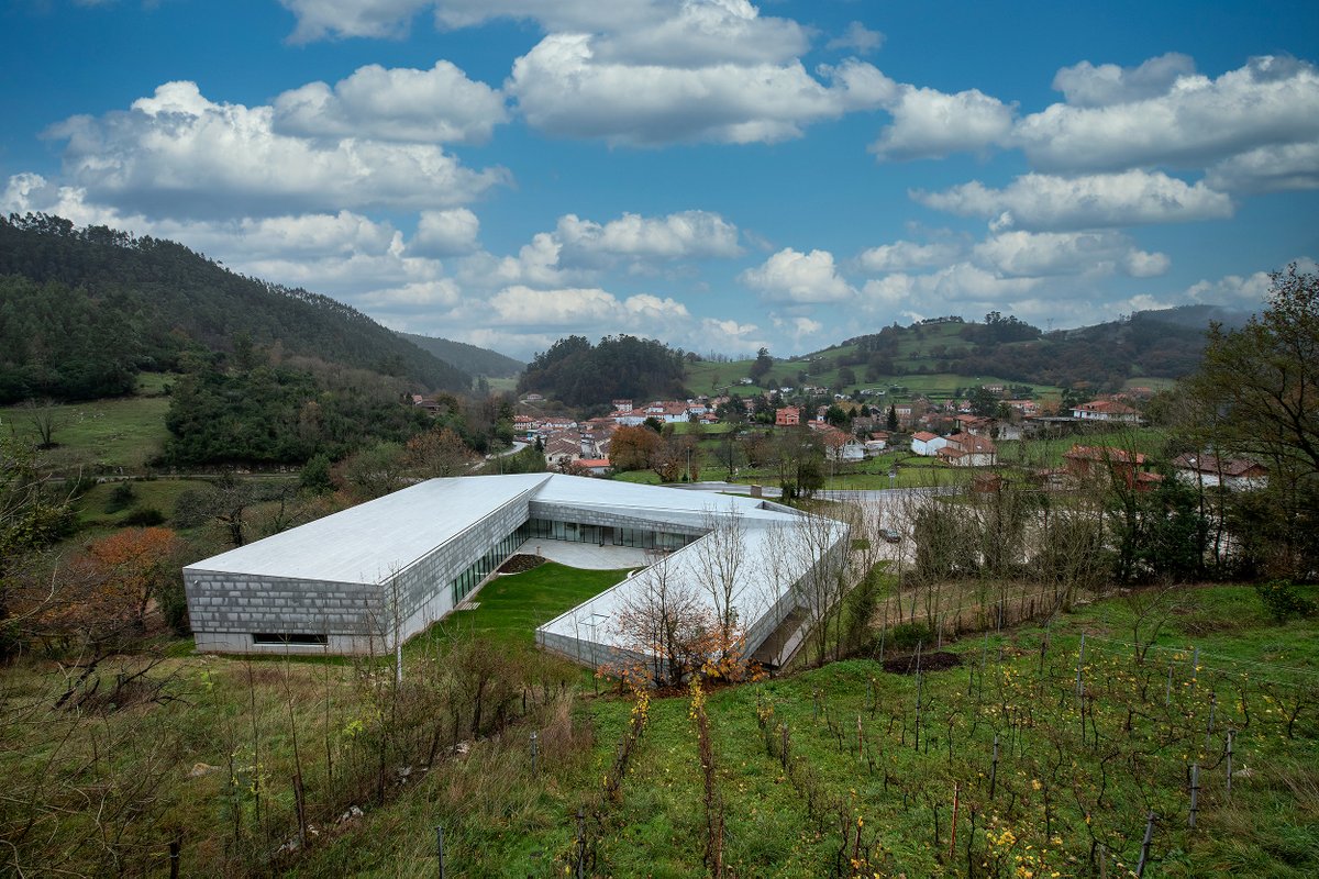 🤨 Visto de lejos nuestro #CentrodeArteRupestre de #Cantabria parece una #maqueta, pero de eso nada 😝 ✍️ Abrimos de martes a sábado de 9.00 a 13.30h y de 14.30 a 18.00h y los domingos de 9.00 a 14.30h y tenemos una #exposición permanente que te va a dejar así 😮 🎫 Entrada 5€