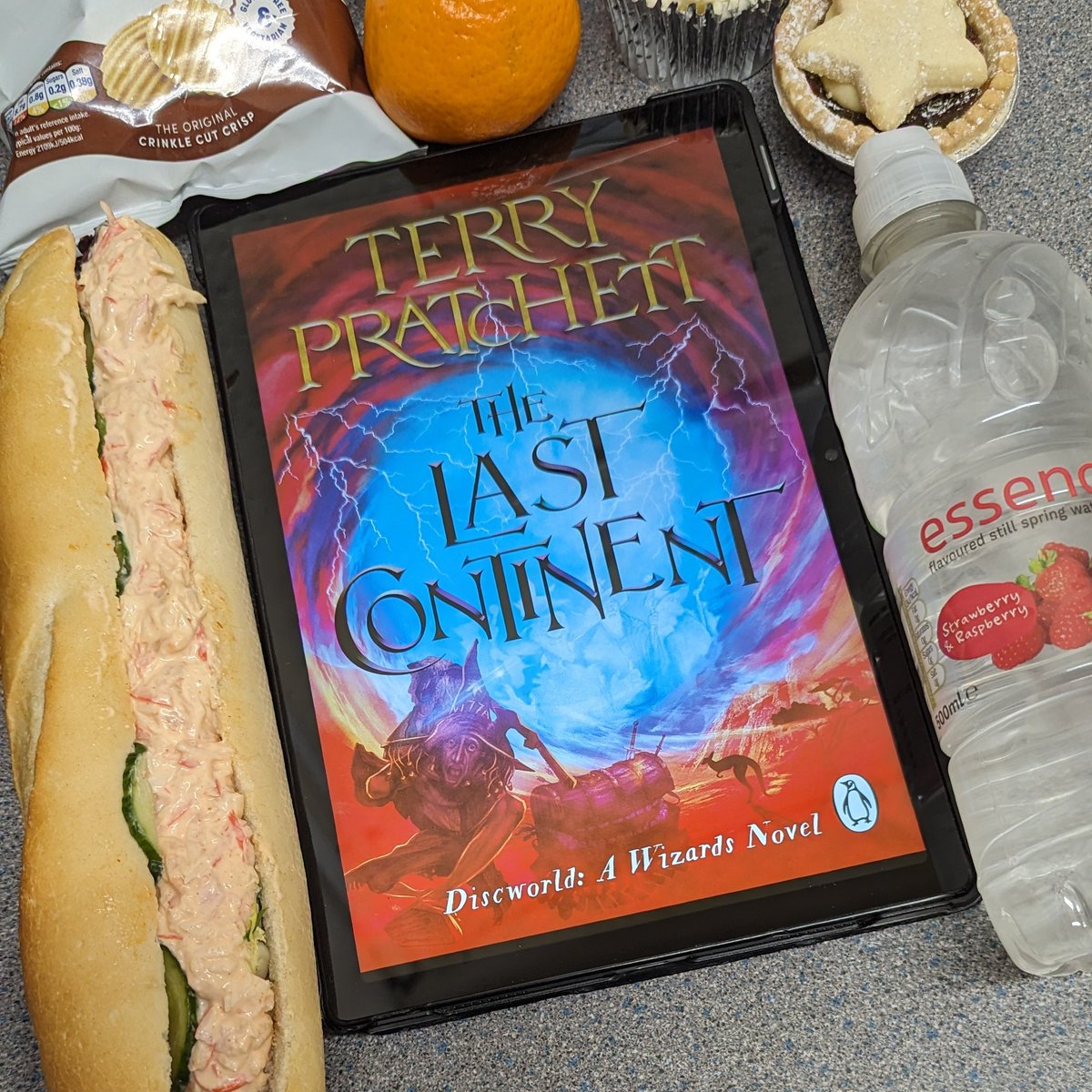 Back to the #GreatPratchettReread for #LunchtimeReading and we're back with our favourite Wizzard, Rincewind, in The Last Continent!

Still, no worries, eh?

#Pratchett #TwitterBooks #WritingCommunity
