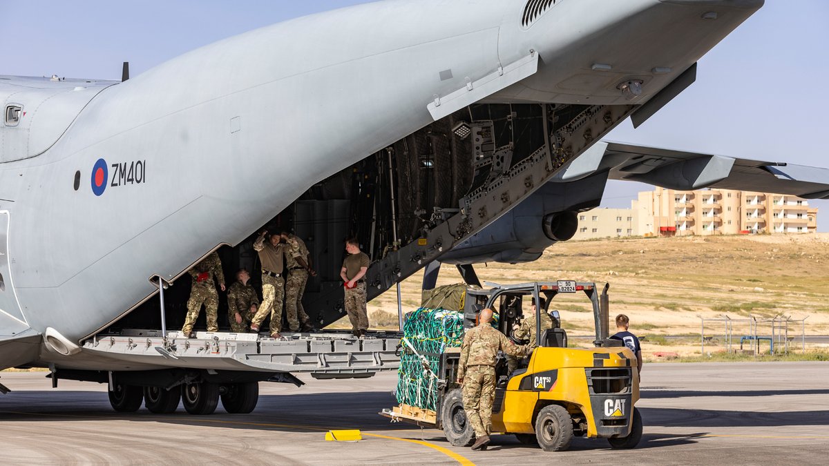 Over the weekend there were a further 3 Aid Drops into Northern Gaza, supplying crucial aid to the Palestinian people. @BritishArmy personnel from 47 Air Despatch Squadron loaded aid from Jordan and the UK onto an @RoyalAirForce A400M Atlas from @RAFBrizeNorton .