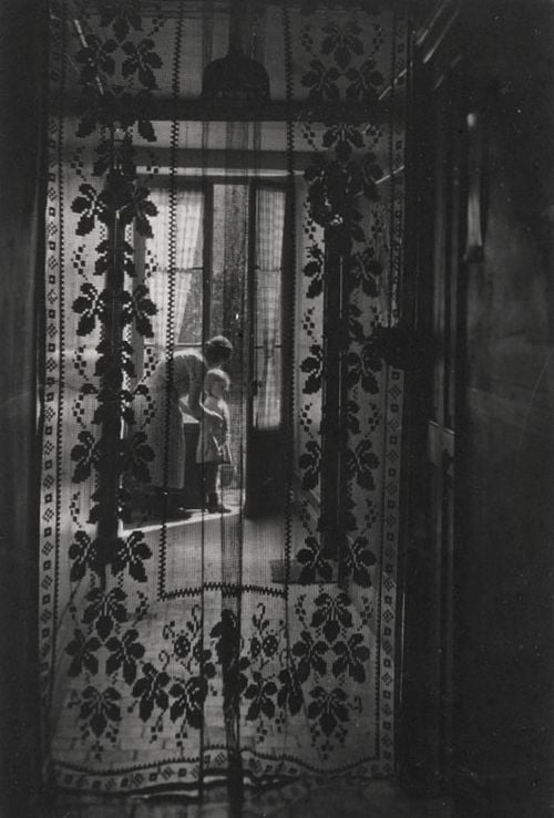 "Destruido ya el pasado, no cesamos
de intentar reconstruirlo, igual que un caserón.
Pero hoy allí no vive nadie".
"Amor y Supervivencia", Joan Margarit