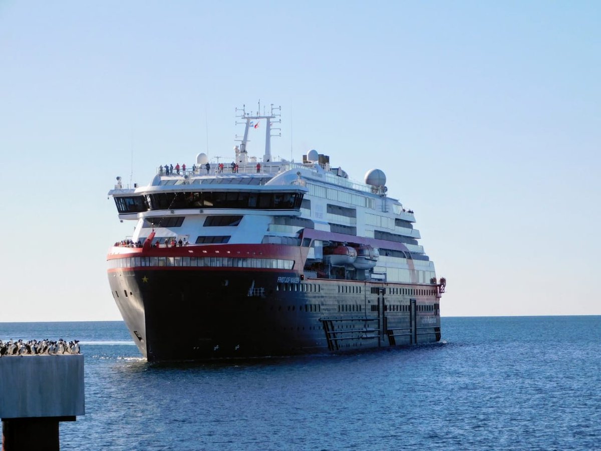 DOS BUQUES ANTÁRTICOS VISITARON PUERTO MADRYN En la ante última jornada de la excelente temporada de cruceros que está viviendo nuestra provincia, llegaron a la ciudad de Puerto Madryn los buques de pasajeros World Voyager y Fridtjof Nansen.