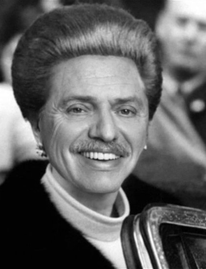 El depresidente emérito estuvo viviendo en Europa tres meses de s̷u̷s̷ tus ahorros.

8 millones de pesos por mes nos cuesta Isabelerto