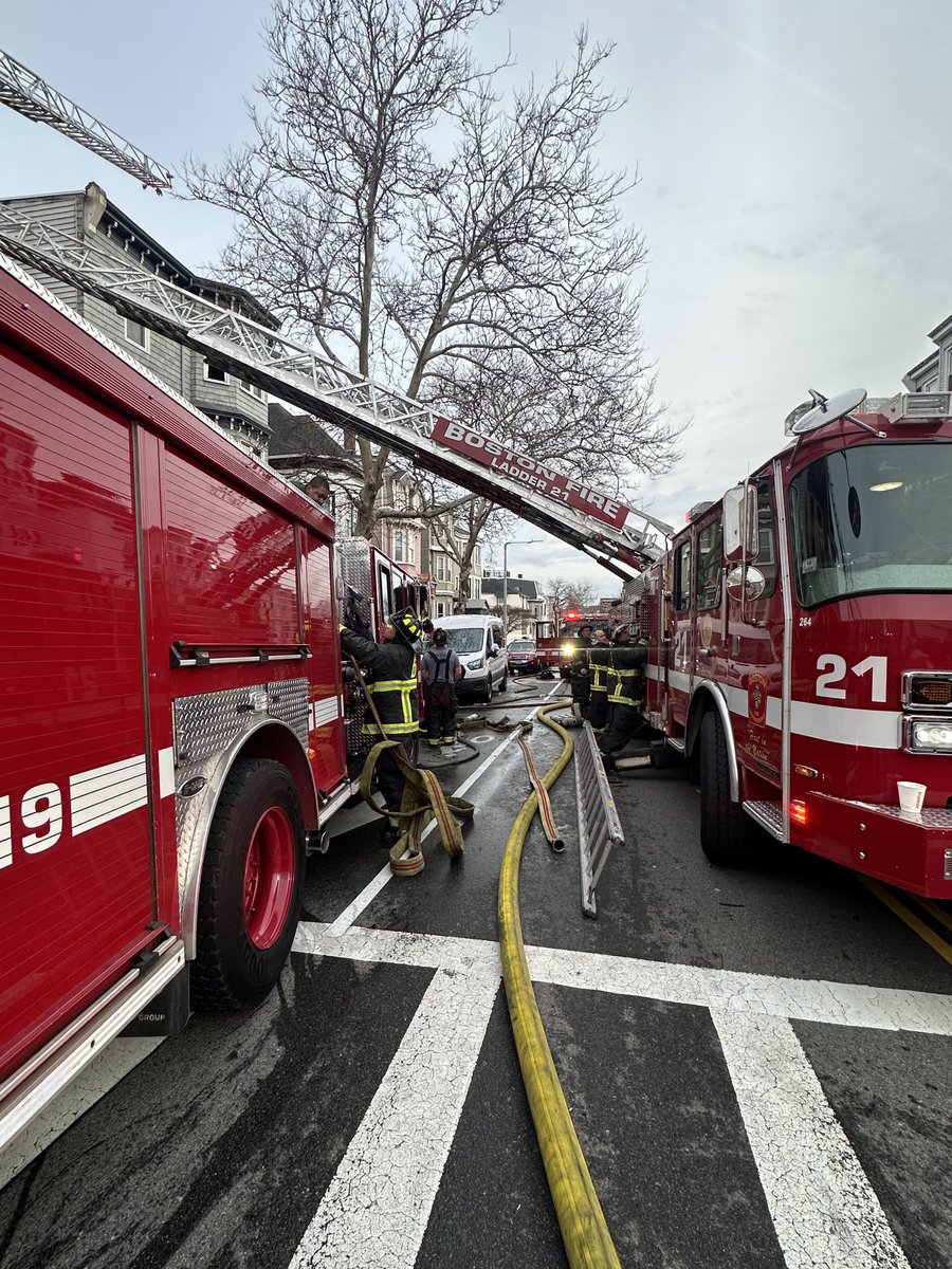 Over 130 Firefighters battled the 6 alarm fire. Companies starting to make up 30 residents , a couple of birds displaced 1 Firefighter and 6 residents were transported ⁦@BOSTON_EMS⁩ . Damages estimated at 5 million dollars.