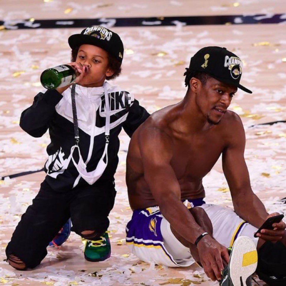 Hoopss's tweet image. One of the coldest basketball pics to exist.