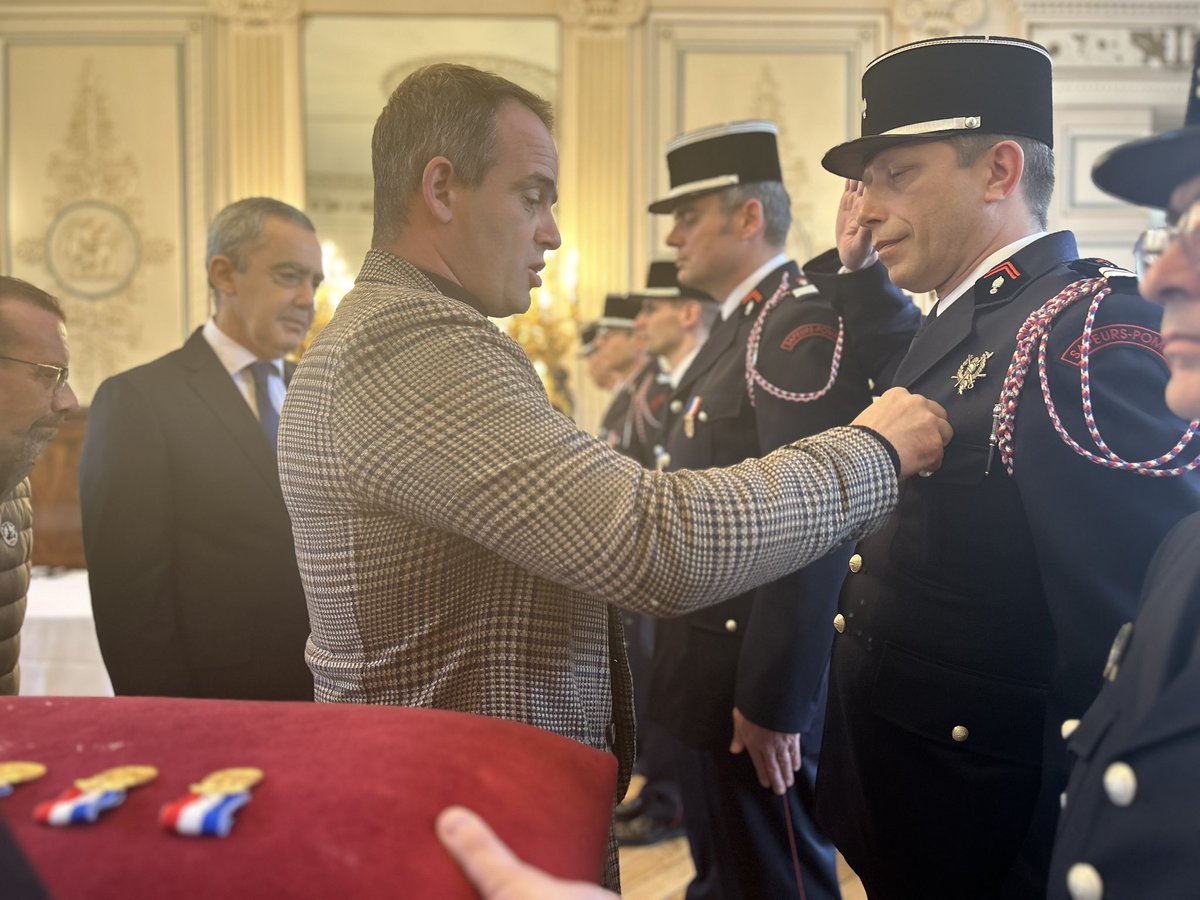 [ 🏅CÉRÉMONIE REMISE DE MEDAILLES ACTE DE COURAGE ET DE DÉVOUEMENT👮] Hervé JONATHAN, Préfet d’Eure-et-Loir a présidé mardi dernier la cérémonie de remise des médailles pour acte de courage et de dévouement décernées aux officiers sapeurs pompiers du Service départemental