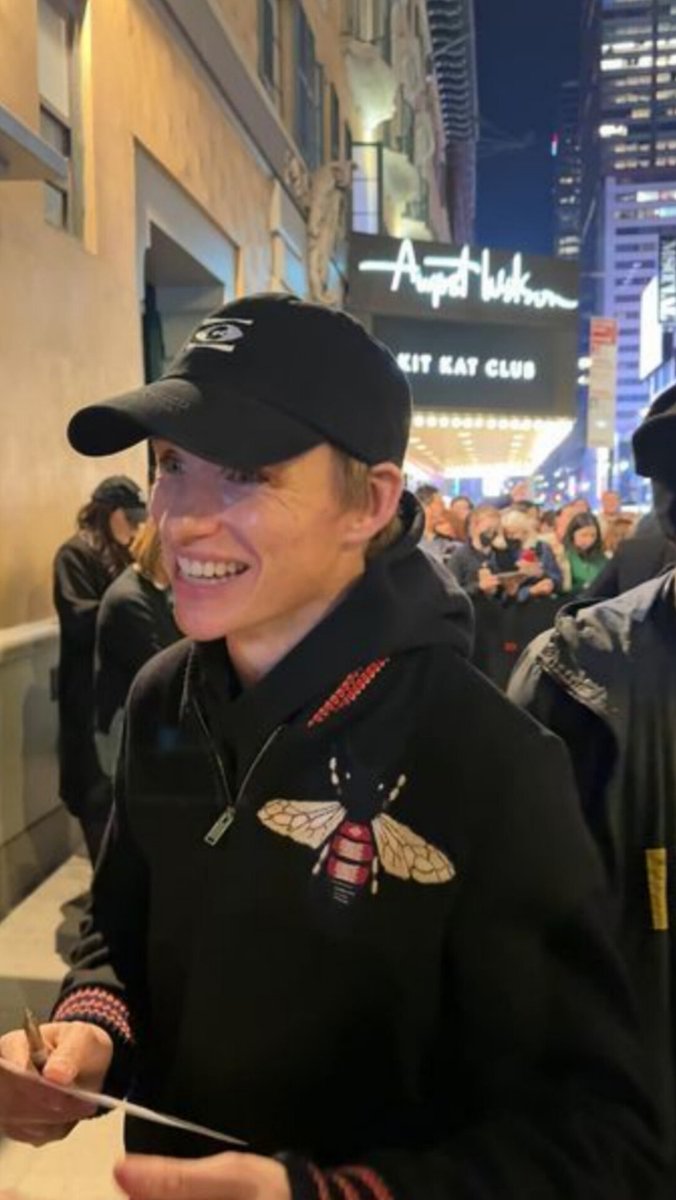MCDV2's tweet photo. What wonder!!! #EddieRedmayne yesterday night after the show meeting the fans and signing autographs!
Thanks to Octavio Guzman on fb for photos!!
@kitkatclubnyc #cabaret #NYC
#fanadventure #theemcee https://t.co/Np1JfLM5R4 https://t.co/GsVAMHGywp