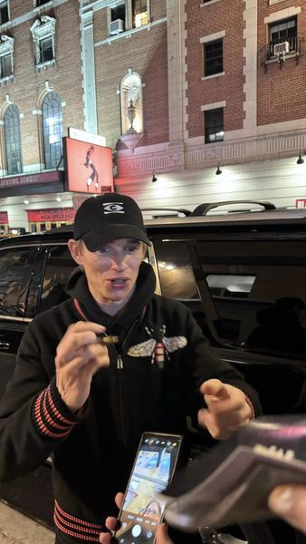 MCDV2's tweet photo. What wonder!!! #EddieRedmayne yesterday night after the show meeting the fans and signing autographs!
Thanks to Octavio Guzman on fb for photos!!
@kitkatclubnyc #cabaret #NYC
#fanadventure #theemcee https://t.co/Np1JfLM5R4 https://t.co/GsVAMHGywp