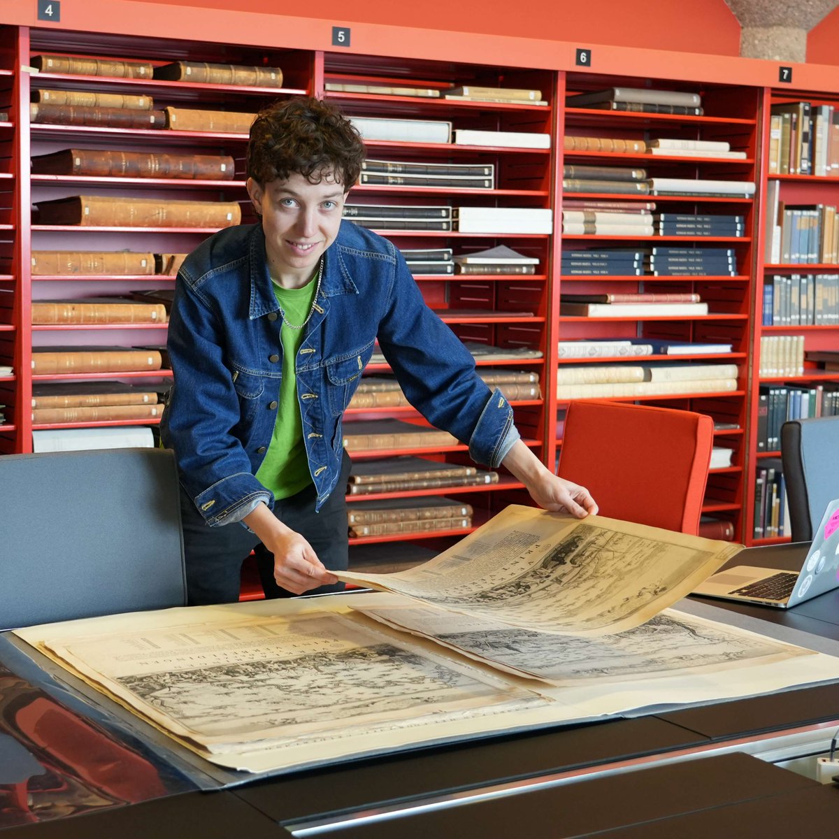 'News maps from the early modern period still influence how we remember certain events today.” Anne-Rieke van Schaik studies news and story #maps for her @UvA_Amsterdam PhD project with a #Scaliger #Fellowship @ubleiden. Read her story: ➡️instagram.com/p/C5QkdktsqP_