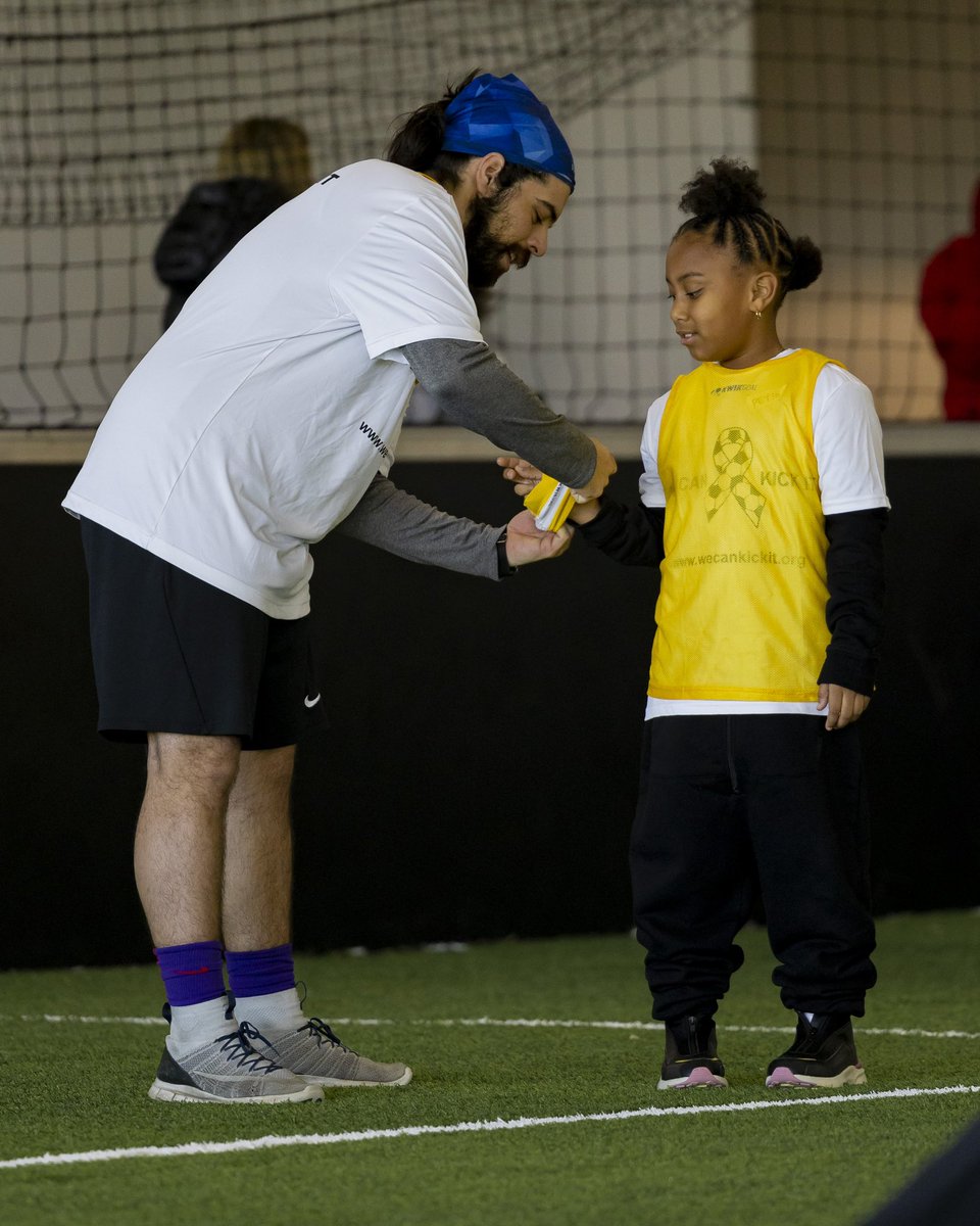 When you volunteer, you have the opportunity to make a true difference in the lives of others. Big up Roger! #nationalvolunteermonth #wecankickit ⚽️🎗