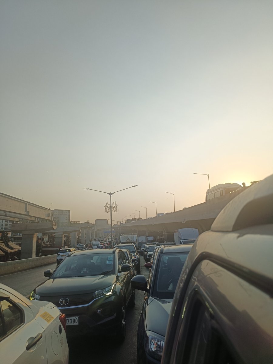 #mumbaitrafficwoes been 1hr stuck in this horrific traffic on cst flyover over kurla jnc with no exits. This is the deplorable state of affairs of this megapolis Do something!! <a href="/MTPHereToHelp/">Mumbai Traffic Police</a> <a href="/mybmc/">माझी Mumbai, आपली BMC</a>