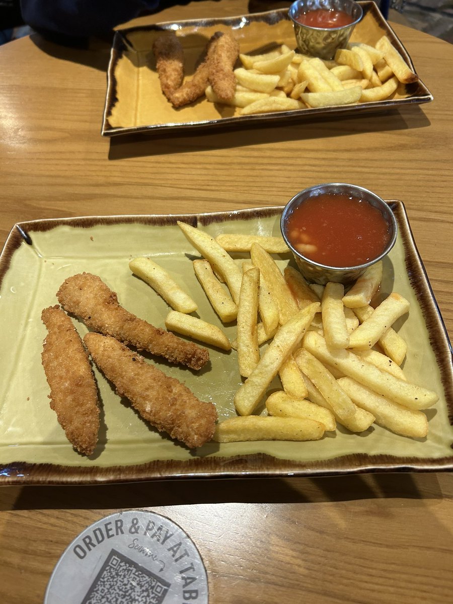keeleyrailton's tweet photo. @HarvesterUK the most pathetic meal I’ve seen in a while £7.49 for three strings of chicken and a tiny pot of bean juice!! https://t.co/ZzOTJY8I1O