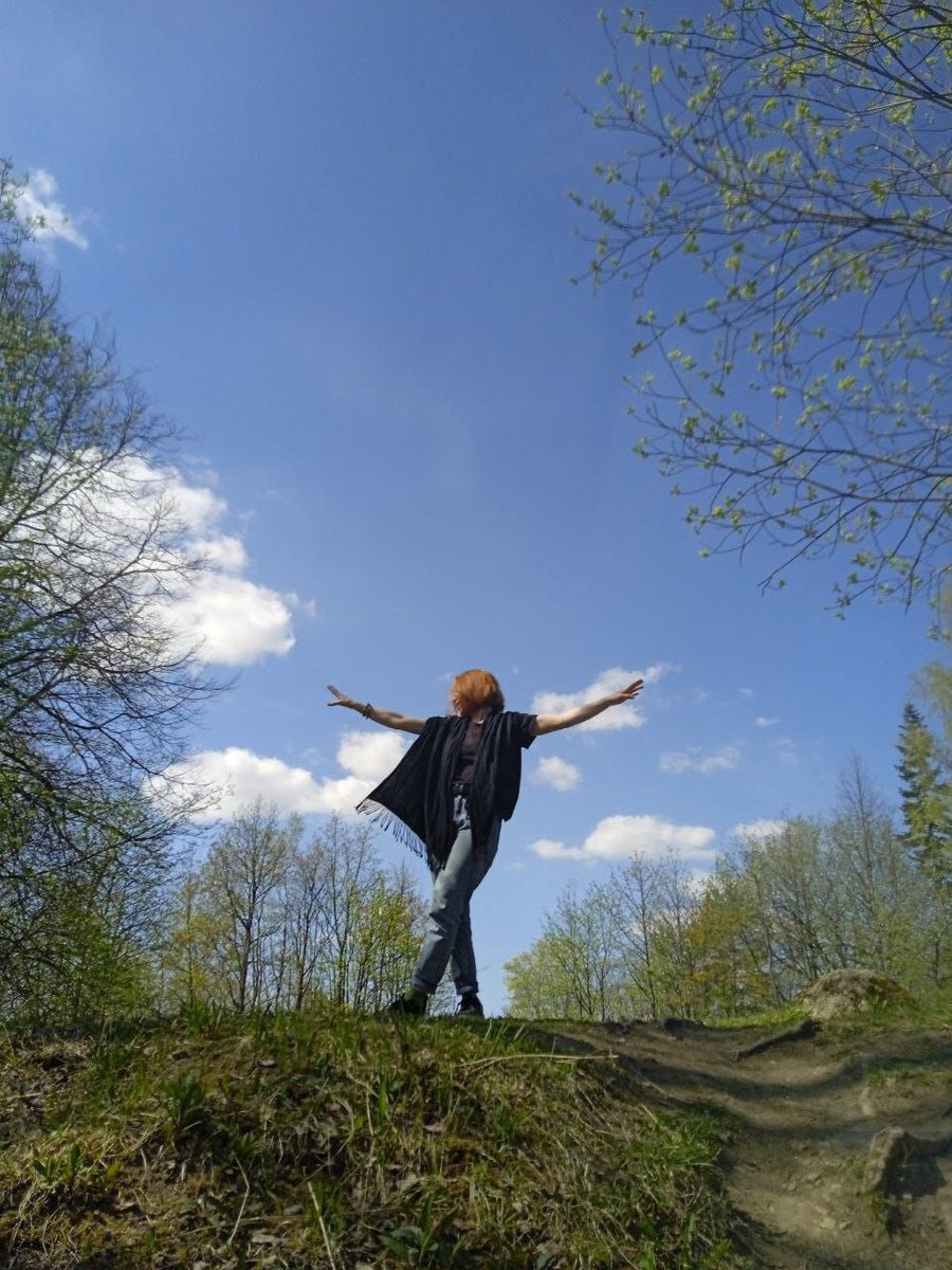 На фотографиях — 26-летняя чеченка Седа Сулейманова. Она жила в Питере, обожала собак и рисовать, хотела выйти замуж. Но с помощью ментов родственники похитили ее и вернули в Чечню. О том, как это произошло, мы с Юлей Сугуевой рассказали в подкасте zona.media/podcast/sela-s…