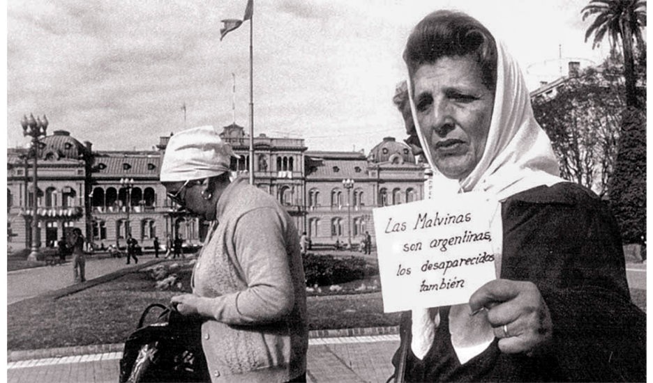 abuelasdifusion's tweet image. 1982. La Abuela Delia Giovanola se acerca a la Plaza de Mayo para reclamar por sus hijos e hijas, por su nieto desaparecido, por la soberanía de Malvinas y por los pibes de la guerra. "Las Malvinas son Argentinas, los desaparecidos también", reza el cartel #Malvinas42años