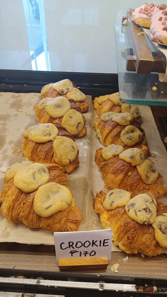 queenlge's tweet photo. Guys, I had a 'crookie' today 😭 As someone who loves just plain butter croissants, this confused my brain a little bit, but it works??? It actually works. A bit too filling for a snack, though. Would recommend splitting it with a friend ✨ #LGESpaces https://t.co/GjSQ5dZepv
