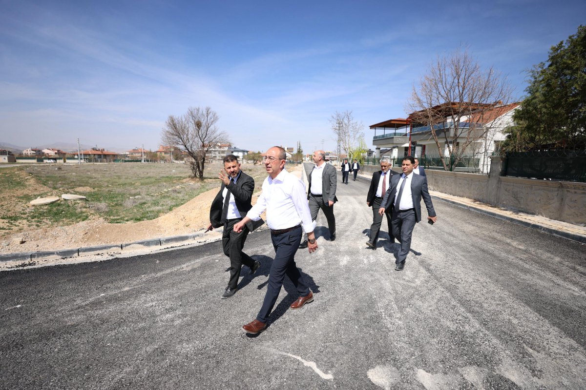 Asfalt ve altyapı çalışmalarımız hız kesmeden devam ediyor. Harmancık Mahallemizde ekiplerimize selam vererek kolaylıklar diledik.