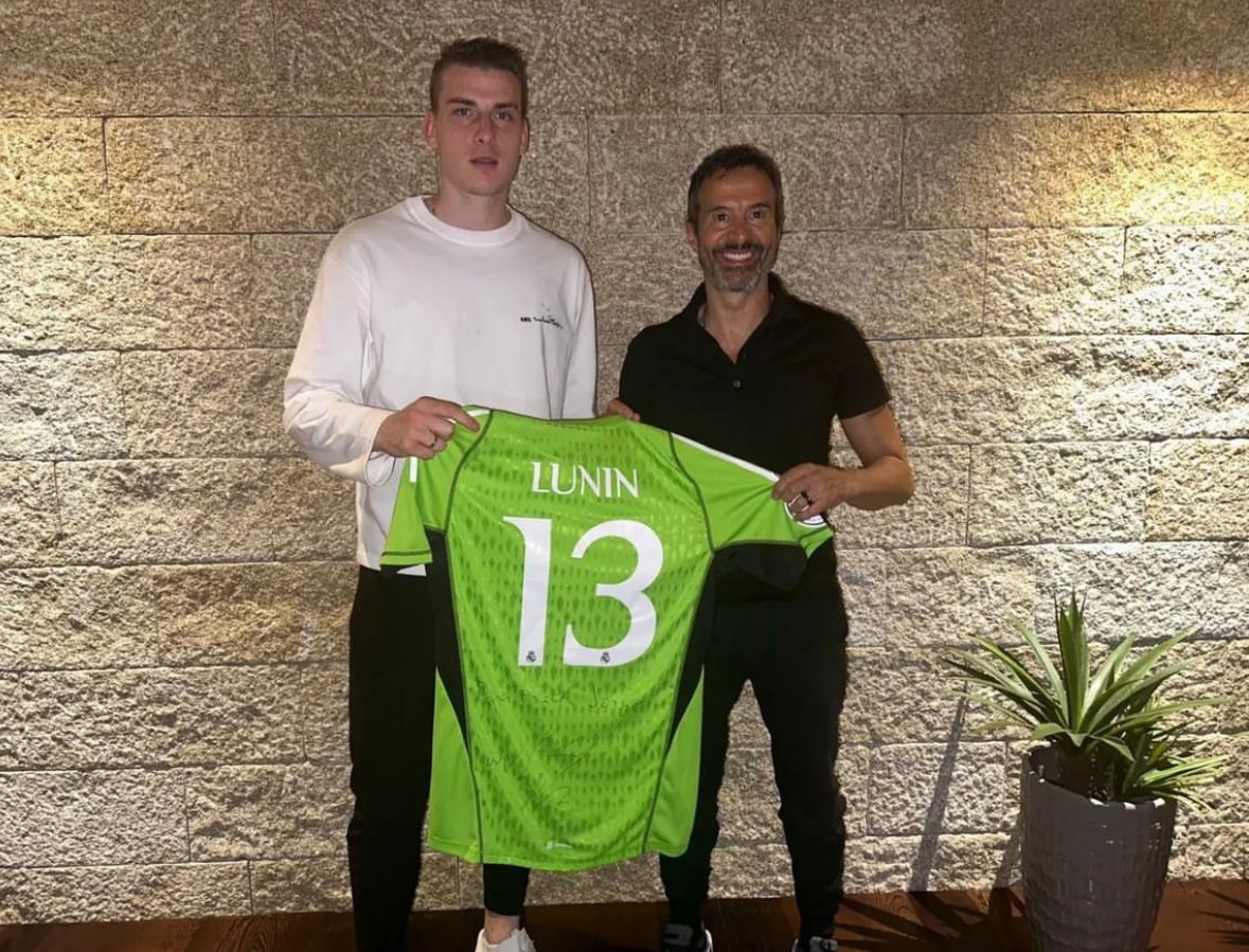 ⚪️🇺🇦 Here’s Lunin with Jorge Mendes after signing with the Portuguese super agent. Talks progressing with Real Madrid after new contract offered.