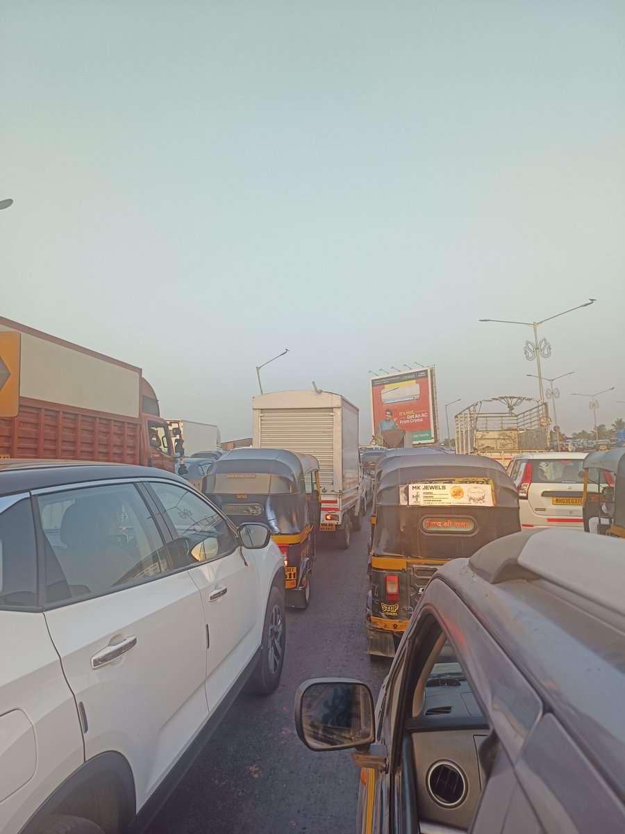 #mumbaitrafficwoes been 1hr stuck in this horrific traffic on cst flyover over kurla jnc with no exits. This is the deplorable state of affairs of this megapolis Do something!! <a href="/MTPHereToHelp/">Mumbai Traffic Police</a> <a href="/mybmc/">माझी Mumbai, आपली BMC</a>