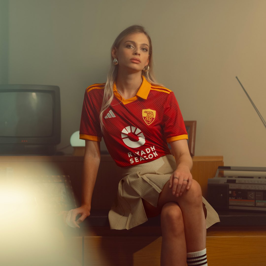 Roma ‘Origins’ Fourth Kit 2023/24 🐺 Based on a classic the kit commemorates the 25th anniversary of Romas 1999 Derby win over rivals Lazio 🇮🇹