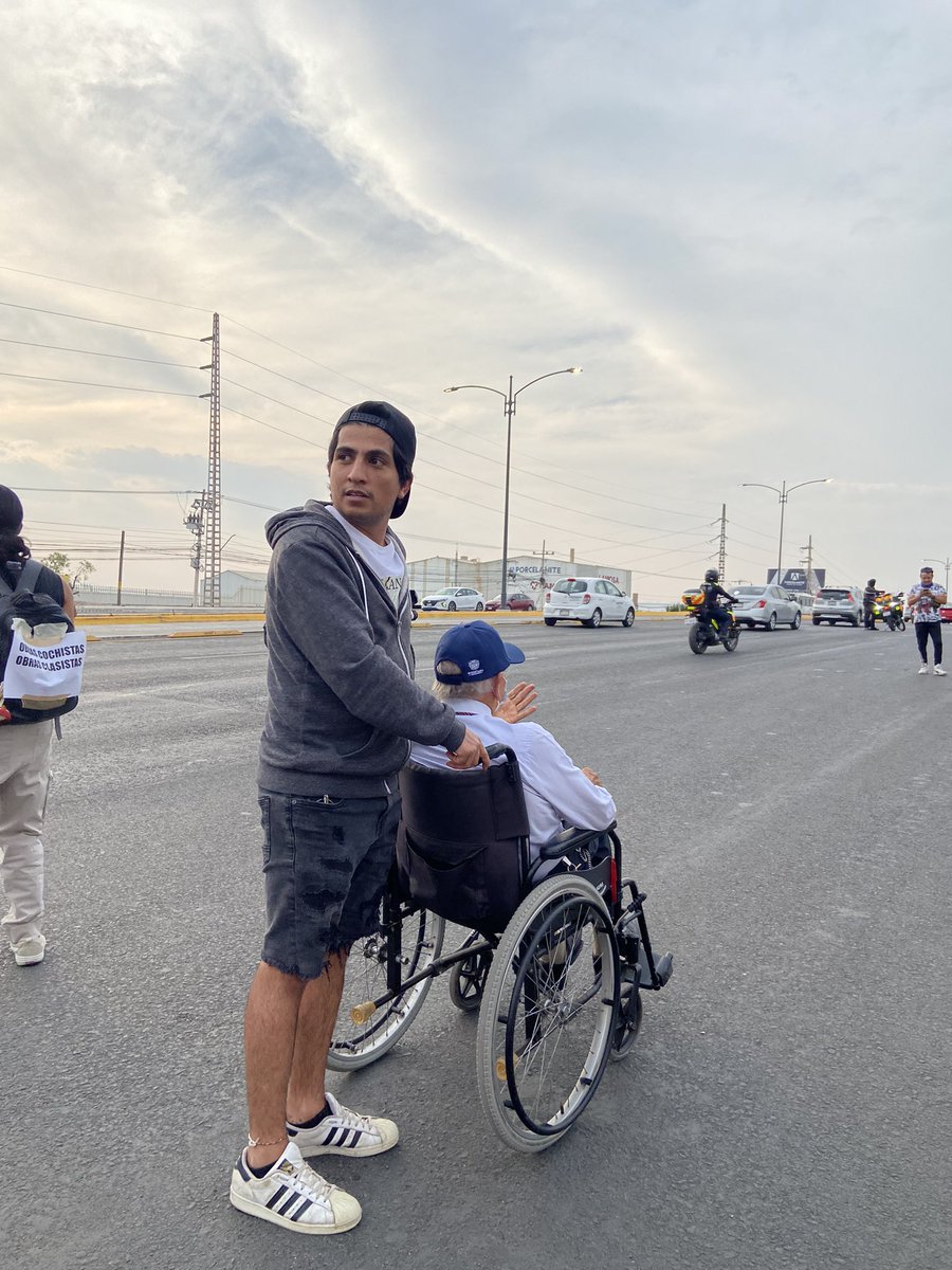 CrisElote's tweet image. Fotos la protesta de las personas que no están incluidas en P5F. 

El 53% de los que vivimos en QRO nos movemos de otras maneras más que en auto privado, según el INEGI.

 Abro 🧵 (1)
#urbanismo #paraquienes5F #P5F