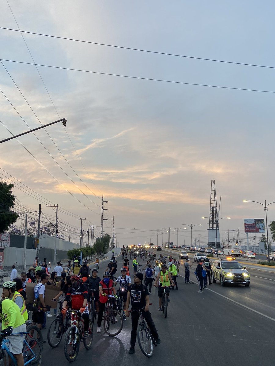 CrisElote's tweet image. Fotos la protesta de las personas que no están incluidas en P5F. 

El 53% de los que vivimos en QRO nos movemos de otras maneras más que en auto privado, según el INEGI.

 Abro 🧵 (1)
#urbanismo #paraquienes5F #P5F