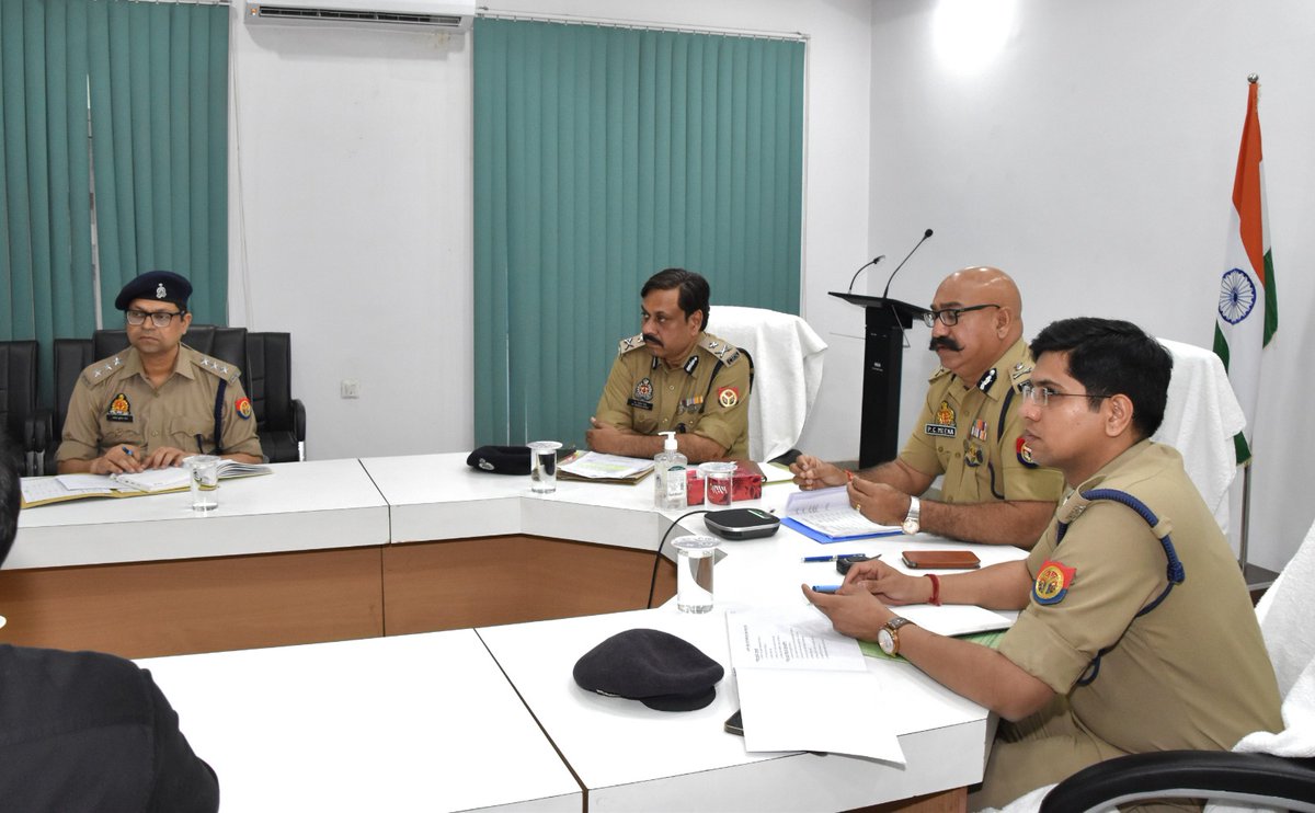 adgzonebareilly's tweet photo. .@adgzonebareillyश्री पी0सी0 मीना द्वारा गूगल मीट के माध्यम से @igrangebareilly,@digmoradabad एवं #BareillyZone के समस्त राजपत्रित अधिकारीगण के साथ आगामी त्यौहारों एवं लोकसभा सामान्य निर्वाचन की तैयारियों,अपराध/कानून-व्यवस्था की समीक्षा कर आवश्यक दिशा-निर्देश दिये गये। https://t.co/XZ6Bt5k9pH