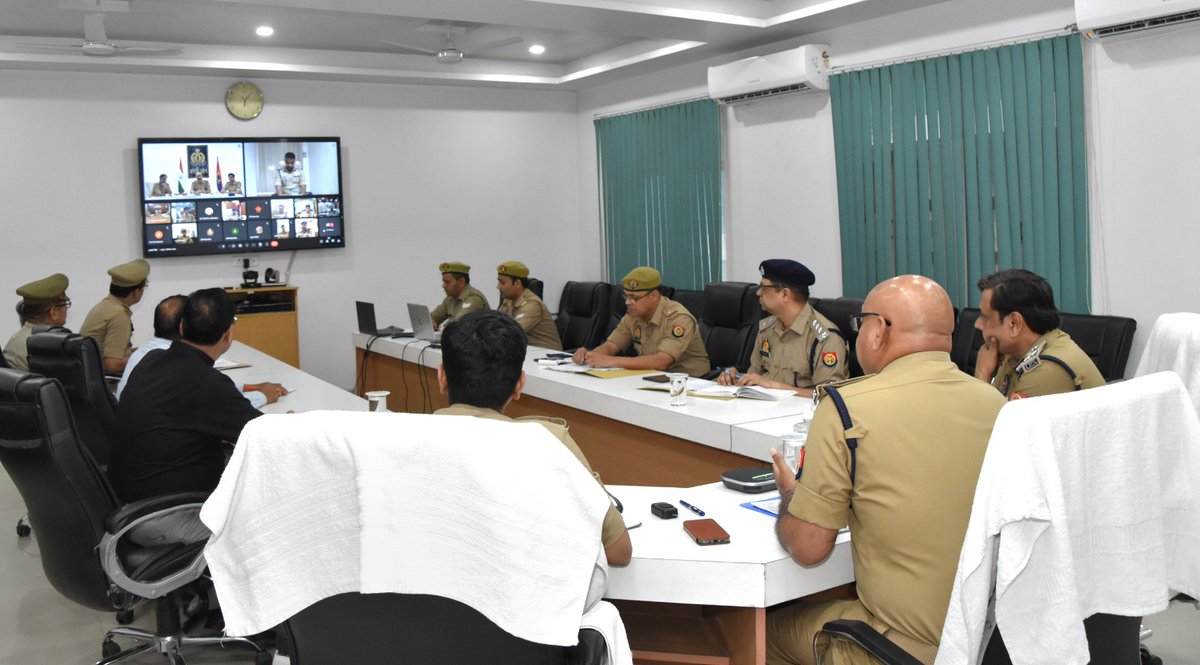 adgzonebareilly's tweet photo. .@adgzonebareillyश्री पी0सी0 मीना द्वारा गूगल मीट के माध्यम से @igrangebareilly,@digmoradabad एवं #BareillyZone के समस्त राजपत्रित अधिकारीगण के साथ आगामी त्यौहारों एवं लोकसभा सामान्य निर्वाचन की तैयारियों,अपराध/कानून-व्यवस्था की समीक्षा कर आवश्यक दिशा-निर्देश दिये गये। https://t.co/XZ6Bt5k9pH