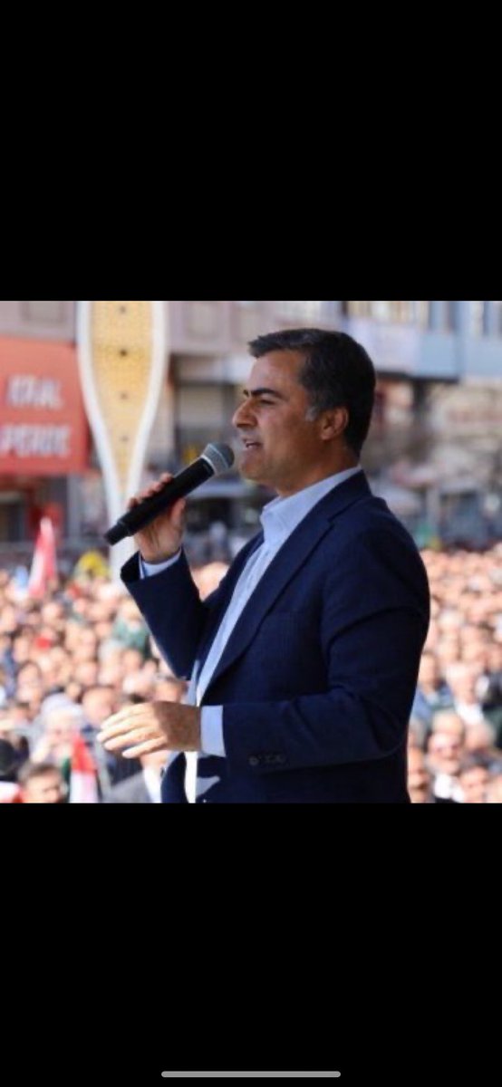 Şuan başka şehirde olmama rağmen Van halkının iradesine yapılan bu darbeyi kabullenemiyorum. Bir de oradaki halkın öfkesini düşünün. İnsanların iradesini bu şekilde yok sayıp barış dostluk kardeşliğimizin önüne geçiyorlar. BERXWEDAN BIKIN WELATÊ MIN WAN BERXWEDAN. ✌🏻