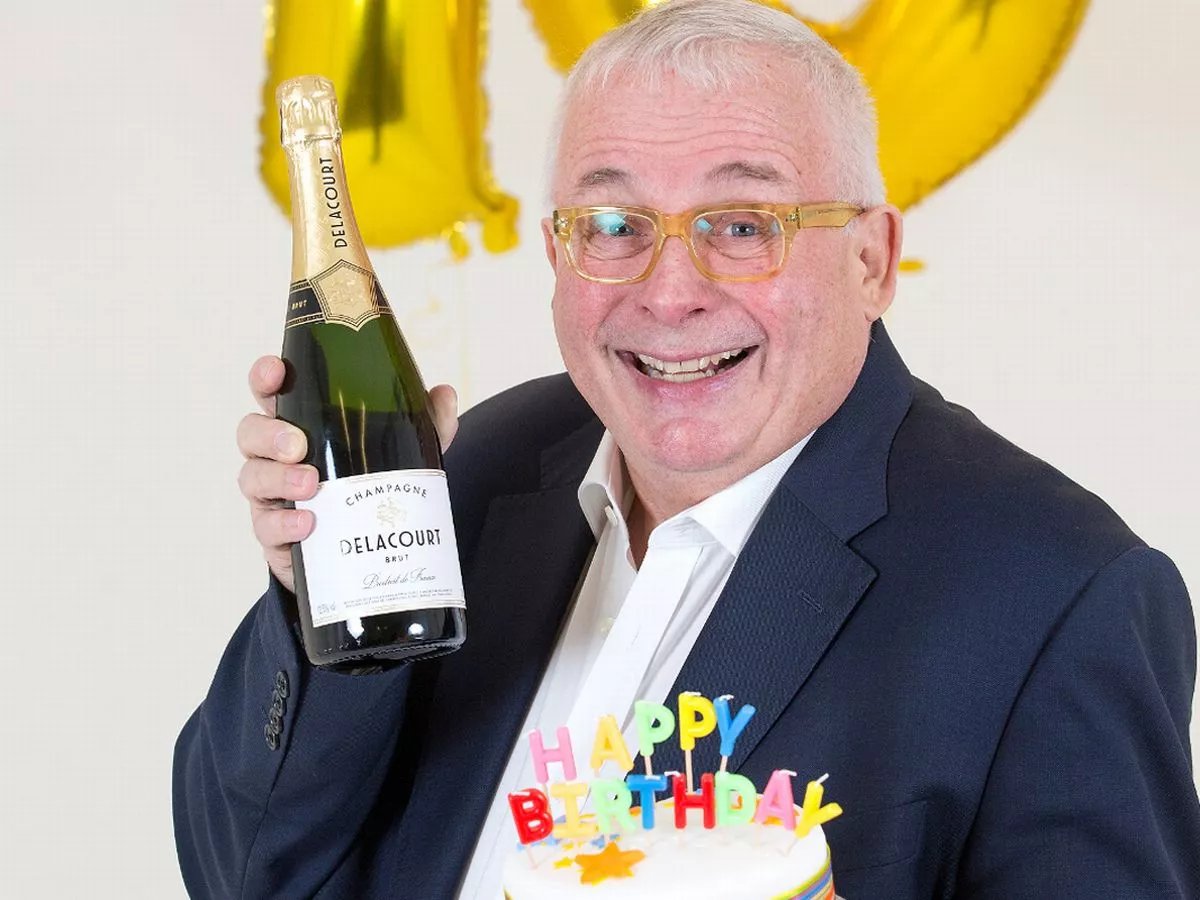 What better way to celebrate @jenlion's birthday, than by announcing that actual @onebiggins will be the guest when she & @lucyportercomic appear LIVE @museumofcomedy on April 24th! Jen has kindly said we can by tickets, rather than a pressie this year.. museumofcomedy.com/whats-on/