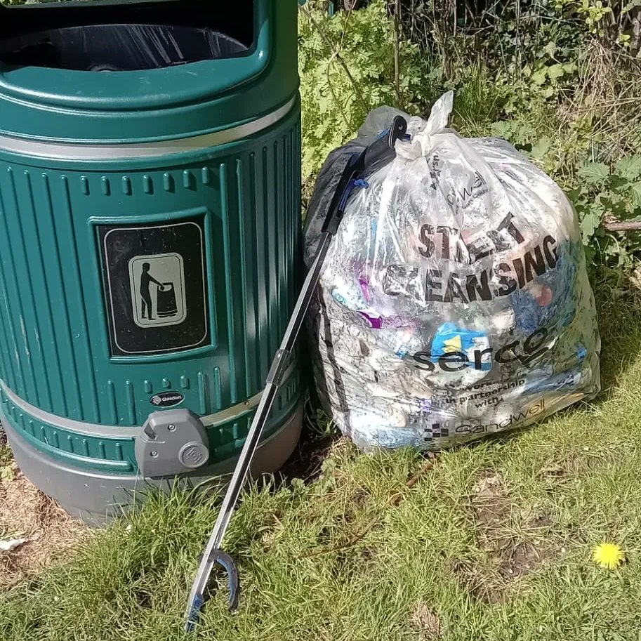 Jacqueline was out and about in Cradley Heath, basking in the sunshine & making her community proud! She dedicated time to litter pick her adopted street, removing two more bags of litter. #adoptastreet #volunteersareawesome #litterpickingisfun @SercoESUK @sandwellcouncil