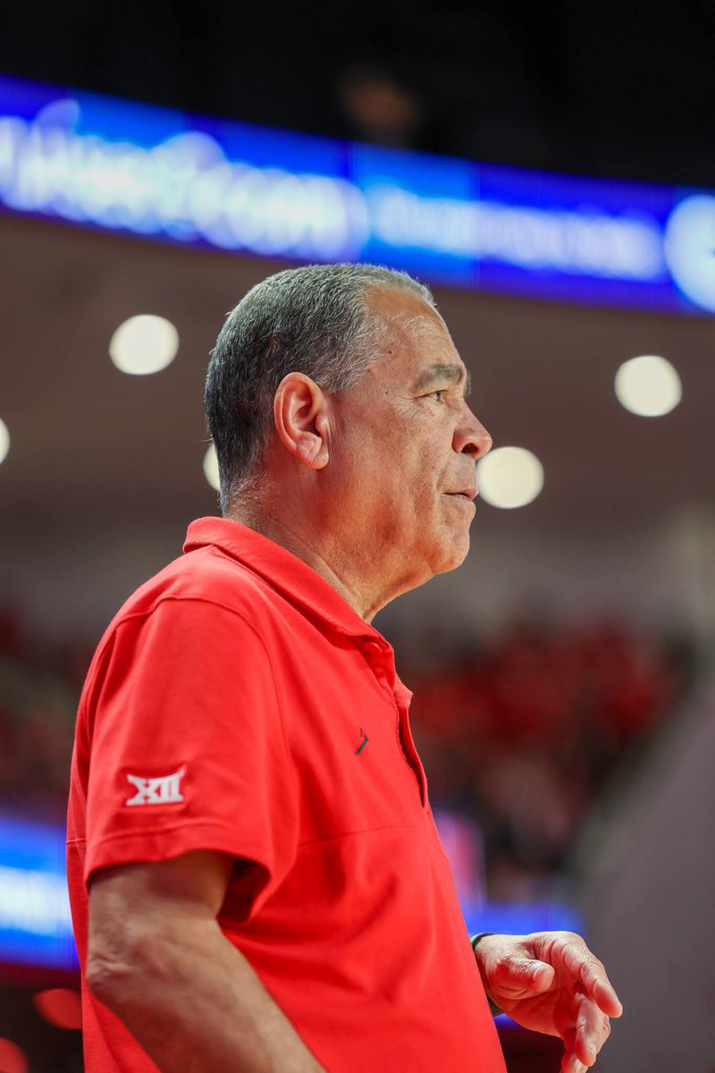 10 years ago today, Kelvin Sampson was hired at the University of Houston. In 10 seasons, he is 264-79 with 7 conference titles and a Final Four. 📸 by Mario Puente @LifeOfMarioP