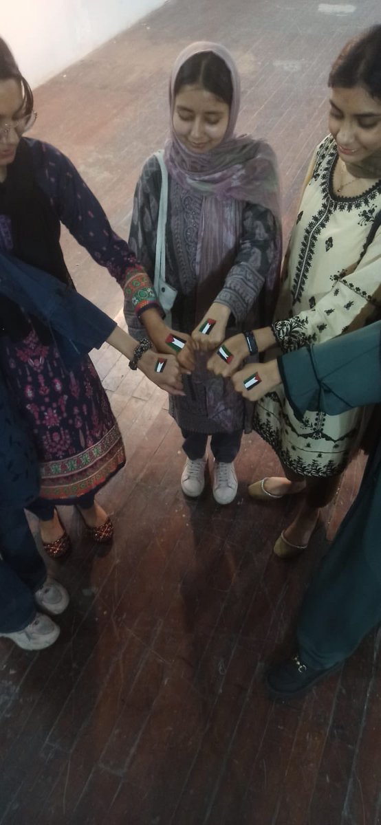 DrSabirplf's tweet image. students of Punjab University Lahore showing their solidarity with Palestine during #DesignForPalestine workshop under title #MonthOfPalestine campaign at College of Art and Design.