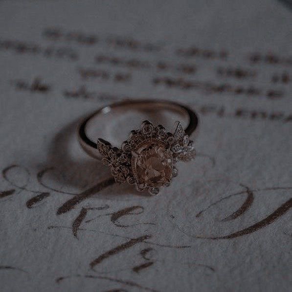 ; 𝓓𝓪𝓹𝓱𝓷𝓮 𝓖𝓻𝓮𝓮𝓷𝓰𝓻𝓪𝓼𝓼.

“When you are reading a book, and you know that it is going to be a tragedy; you can feel the cold and darkness coming.”