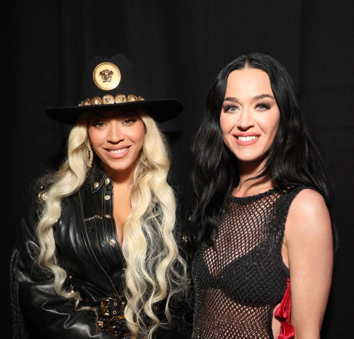 🚨 LENDAS! Katy Perry & Beyoncé nos bastidores do #iHeartAwards, em Los Angeles.