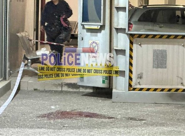 xrysa_katsarini's tweet image. Την επόμενη φορά που θα ακουσετε "Γιατί δεν έφυγε, γιατί δεν πήγε στην αστυνομία" κοκ, να βάλετε αυτή την φώτο με το αίμα της γυναίκας που το έκανε. Και δολοφονήθηκε έξω από το αστυνομικό τμήμα, στο οποίο ζήτησε βοήθεια. Δεν ξέρω πως μπορούμε να είμαστε ασφαλείς #γυναικοκτονια