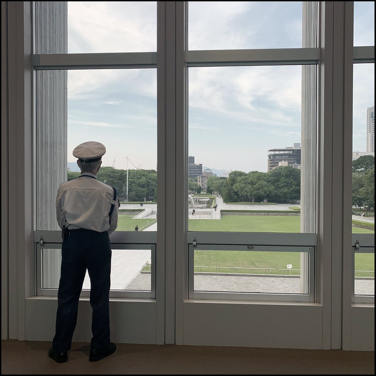 ガード
.
.
.
写真: @AvilaSimpson / 2023 #hiroshima #japan #hiroshimapeacememorial #guard #people #instagood #photo #window #man #memorial  #japanese #japan🇯🇵 #alvaroavilasimpson #maquigrafia #shootiniphone #shootoniphone #fullframephotography #peace #everydayjapan