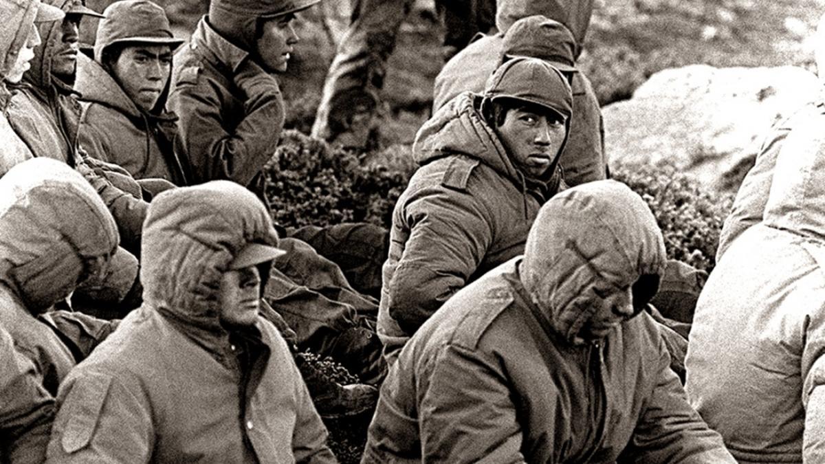 A 42 años de Malvinas, Milei falsifica la historia. La cúpula de las FFAA se rindió cobardemente ante el imperialismo. Hizo un genocidio en el país y siguió torturando a jóvenes soldados en las islas. Como se dijo mil veces: “¡Los chicos murieron, los jefes los vendieron!”