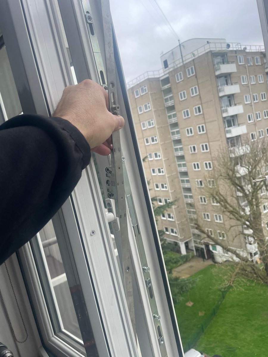 UPVC window mechanism change. Always fun at these heights.

smslocksmith.co.uk 
#locksmith #clapham #wandsworth #putney #Wimbledon #Fulham #London