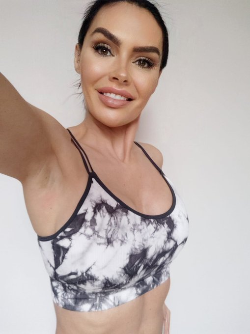 Off to the gym💪  It's leg day...so if you want to chat in between sets...every excuse is good today 4<a href="/tag/girls"class="tags"><span>#girls</span></a><a href="/tag/weekend"class="tags"><span>#weekend</span></a><a href="/tag/pornstar"class="tags"><span>#pornstar</span></a><a href="/tag/contentcreator"class="tags"><span>#contentcreator</span></a>