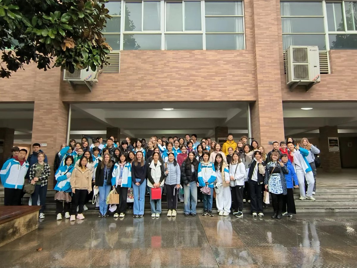 OHSChinese's tweet photo. In Xi'an, our students spent a day with their penpals on Sunday and visited Gaoxi No 1 School on Monday 25th March. https://t.co/o7Jv4RoTFM