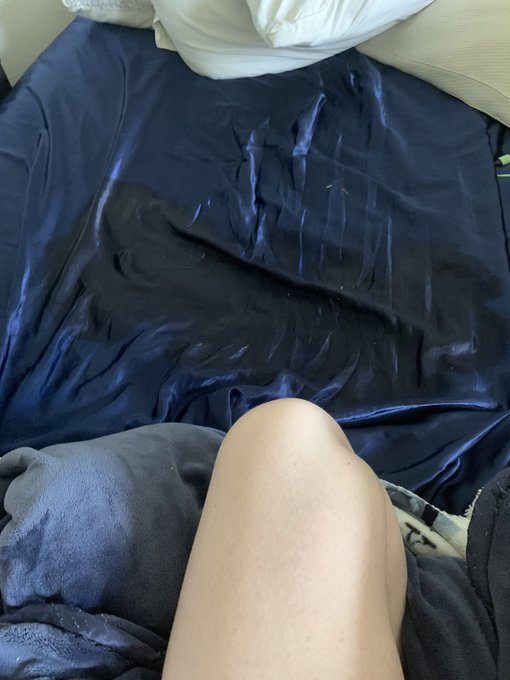 I uh- may have leaked a bit&hellip; #wetbed https://t.co/3t5eJoSekB<a href="/tag/wetbed"class="tags">#wetbed</a>